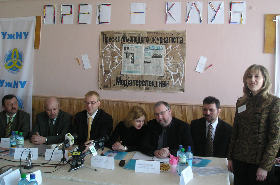 Галина Шумицька відкриває перше засідання прес-клубу