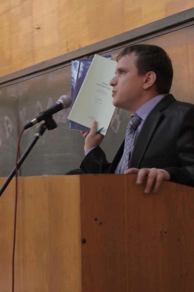 За трибуною – голова Ради молодих учених філологічного факультету УжНУ Василь Шаркань